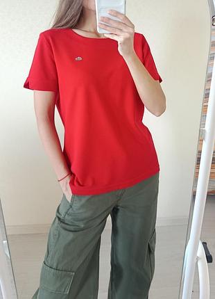 Красная футболка lacoste