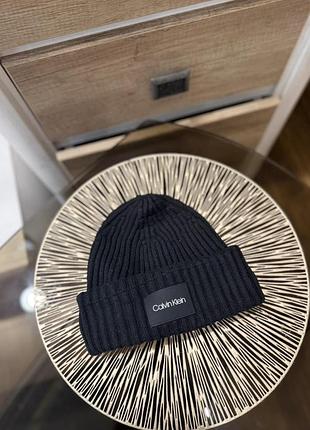 Шапка від бренду calvin klein