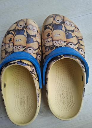 Босоніжки та сандалі для дітей crocs minions j2 різнокольорові