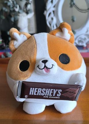 Мягкая игрушка корги с шоколадкой hershey's (zuru snackles) - оригинал