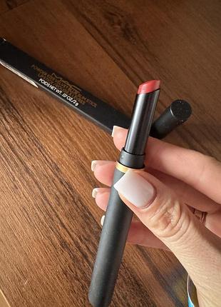 Зволожувальна матова помада mac powder kiss velvet blur slim stick у культовому відтінку 877 devoted to chili