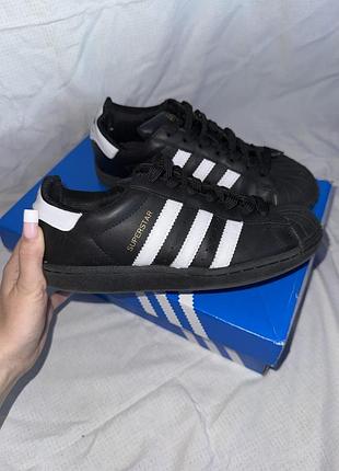 Adidas superstar (чорні з білими смужками).