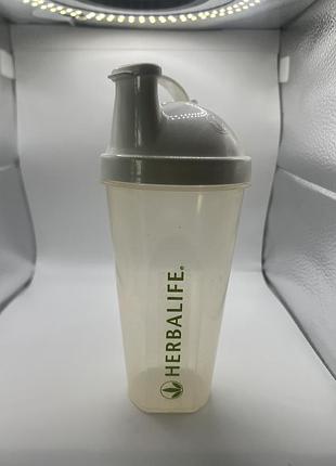 Шейкер herbalife має об'єм приблизно 400-500 мл