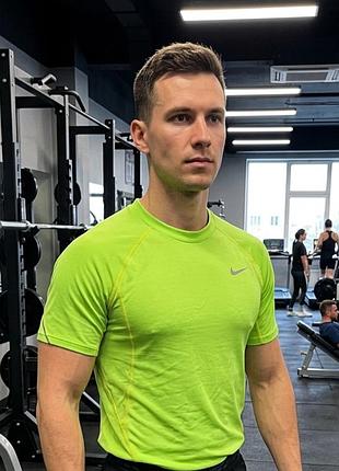 Спортивная мужская футболка nike dri-fit. размер м
​