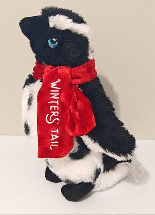 Плюшевая игрушка пингвин, выпущенная как часть мероприятия «winter's tail» в парке chessington world of adventures.