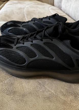 Кросівки adidas yeezy boost 700 v3 у чорному кольорі.