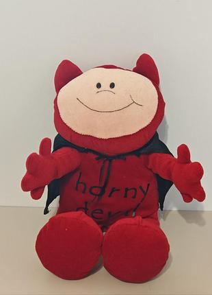 Мягкая игрушка «horny devil» (рогатый дьявол) игрушка имеет характерный красный плюшевый корпус, маленькие рожки и черный плащ.