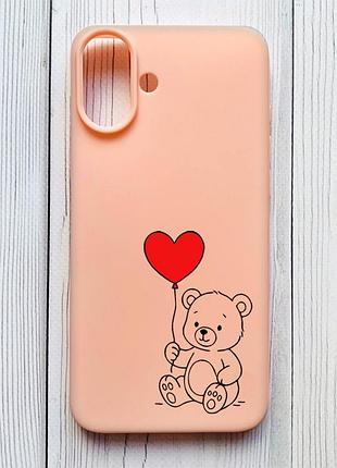 Матовий персиковий чохол на iphone 16 plus ведмежатко з сердечком (принт 431)