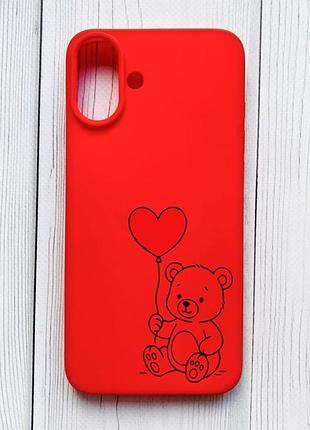 Матовый красный чехол на iphone 16 plus медвежонок с сердечком (принт 431)