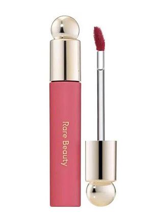 Масло-тент для губ rare beauty soft pinch tinted lip oil, которая имеет формулу gel-to-oil.