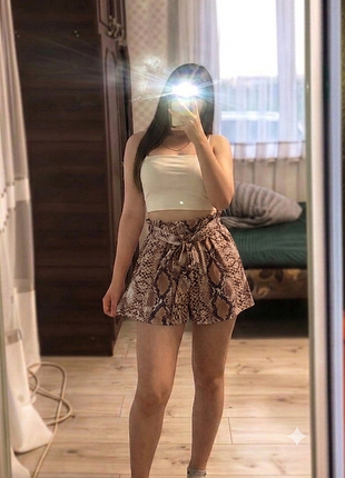 🔥 звабливий зміїний принт 🐍 шорти prettylittlething з високою талією ⚡ літні легкі шорти на резинці з поясом 🐍 жіночі шорти питон xs s