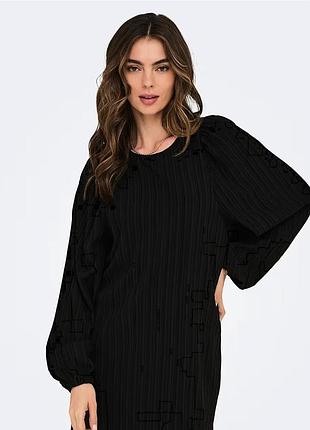 Нарядное плесерированное платье от boohoo