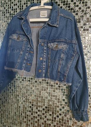 Джинсова куртка pull&bear скорочена синя на m/л розмір