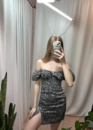 Короткое шелковое платье в цветочный принт