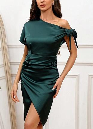 Атласна смарагдова сукня