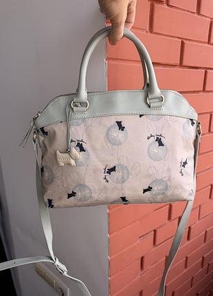 Сумка  radley -жіноча,водонепроникна,зносостійка,з брендовим принтом чорниих собачок на квітковому бежевому фоні