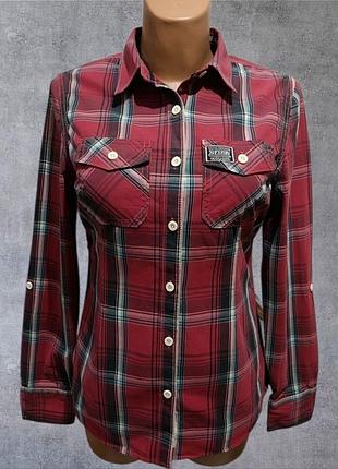 Женская хлопковая стрейчевая рубашка в красную клетку от бренда superdry имеет характерную нашивку на груди и нагрудные карманы.размер м.