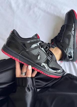 Кросівки nike dunk low black/red лаковані – стильна модель