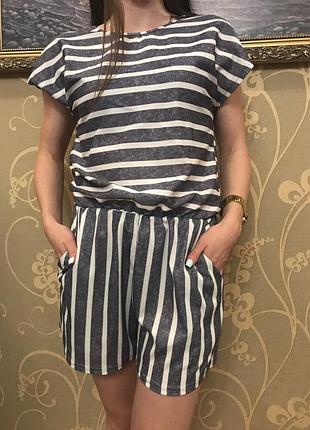 Очень красивый и стильный комбинезон в полоску.
