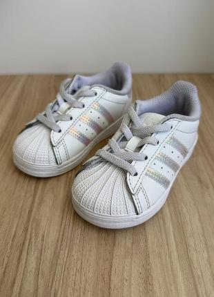 Оригінальні дитячі кросівки adidas superstar з голографічними смужками — розмір 22 (13 см)