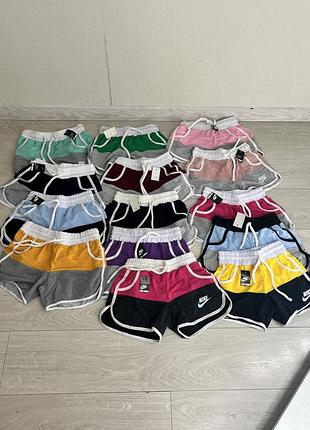 Жіночі шорти nike