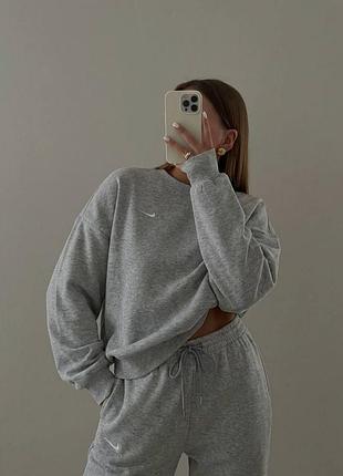 Стильный спортивный костюм с свитшотом и штанами палаццо
