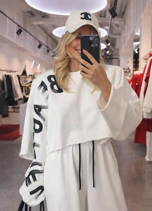 Свободный крой, мягкая ткань и акцентный принт - идеальный костюм для тех, кто ценит удобство, но не готов отказываться от эффектного вида