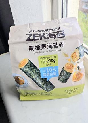 Рулетики с морскими водорослями и соленым яичным желтком zek
