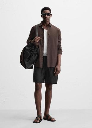 Regular fit колір: чорний шорти зі 100% льону з еластичним поясом і шнурками для регулювання.