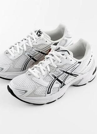 Кросівки унісекс asics gel-1130 у класичному забарвленні "white black" (артикул моделі: 1201b019-100).