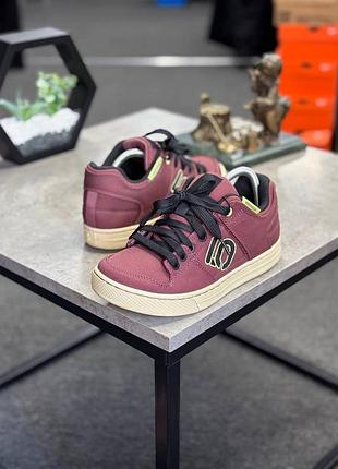 Велосипедні кросівки adidas five ten freerider canvas бордового кольору з чорними шнурками.