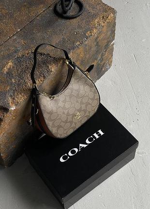 Жіноча сумка-багет coach kleo бежевий через плечі коуч