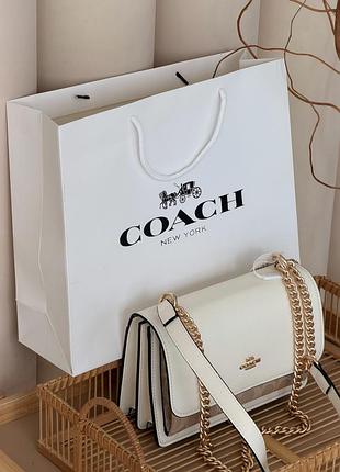 Жіноча сумка coach mini klare crossbody in signature canvas через плече біло-пудровий коуч