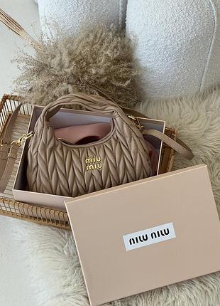 Сумка жіноча miu miu wander matelassé nappa leather hobo bag бежевий хобо міу міу