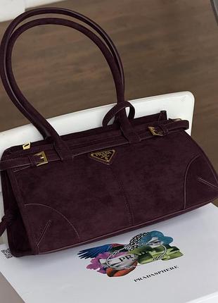 Сумка женская prada bonnie medium suede shoulder bag через плечо темно-бордовый замша прада