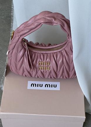 Сумка жіноча miu miu wander matelassé nappa leather пудрово-рожевий хобо міу міу