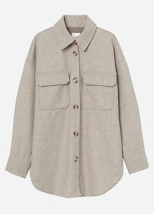 Бежева сорочка-куртка h&m виконана з м'якого джерсі та має нагрудні кишені з клапанами