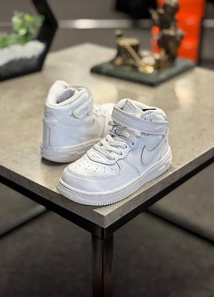 Дитячі кросівки nike air force 1 mid, виконані в класичному повністю білому кольорі.