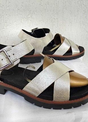 Нарядние, кожанние босоножки clarks р.39