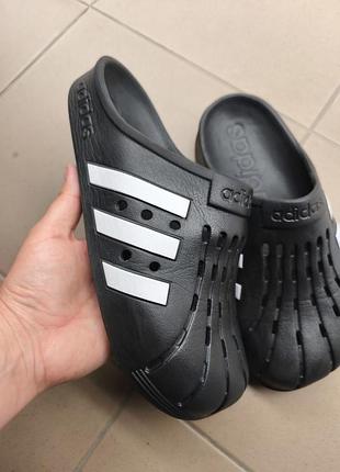 Закрытые шлепанцы adidas