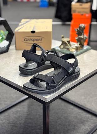 Чоловічі сандалі grisport моделі gr-25-01-9033m мають чорний текстильний верх і надійну гумову підошву.