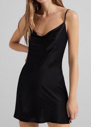 Легке чорне атласне плаття на брительках bershka