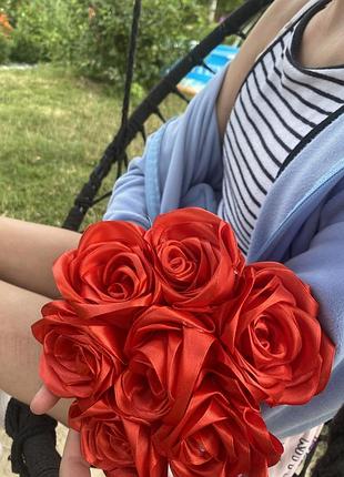 Ідеальний подарунок, що зберігатиме спогади роками ✨, виготовлено з атласних стрічок червоно кольору в букеті 7 штучок