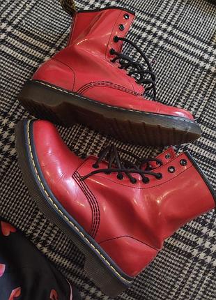 Красные лаковые ботинки dr. martens 1460 с характерной желтой строчкой.оригинал маломерят