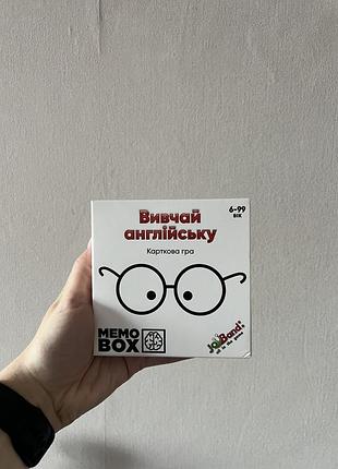 Настільна карткова гра joyband memobox «вивчай англійську», яка призначена для розвитку пам'яті та вивчення базових англійських слів.