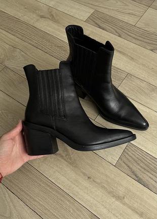 Чоботи з гострим носом zara