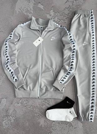 Костюм nike: кофта-штани
2 пары носков в подарок!