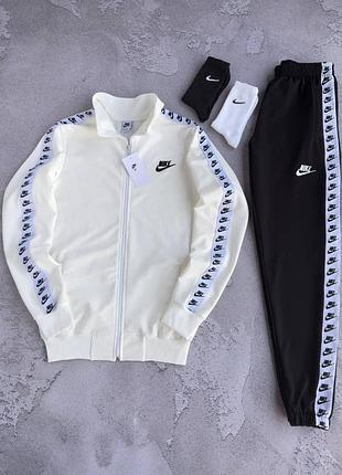 Костюм nike: кофта-штани
2 пари шкарпеток у подарунок!