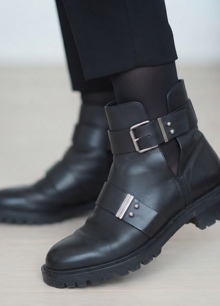Стильные брендовые кожаные ботинки  в байкерском стиле (biker boots), ботильоны с ремешками и пряжкками, челси zara woman.