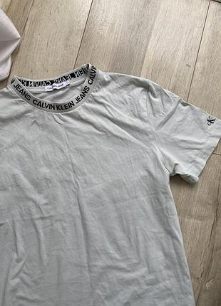Футболка calvin klein  з написом на шиї